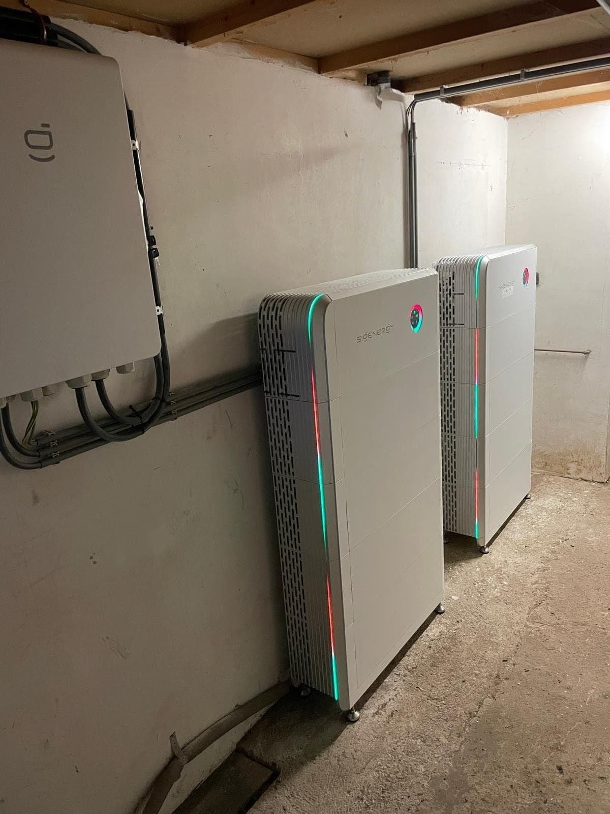 Twee SigenStor-stacks met ledstrips en een omvormer in een kelder