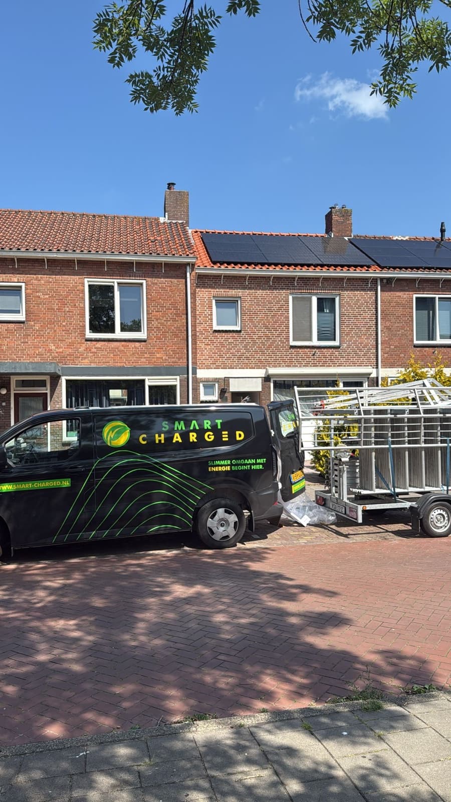 Bedrijfsbus van Smart Charged voor een woning met zonnepanelen op het dak